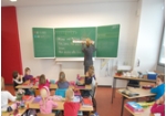 Ein Klassenraum der Karsten-Sarnow-Grundschule, in welchem mehrere Schüler sitzen und eine Lehrerin an der Tafel steht