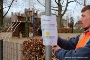 Ein Mitarbeiter des städtischen Bauhofes bringt vor einem Spielplatz das Schild mit dem Hinweis auf das Betretungsverbot an.