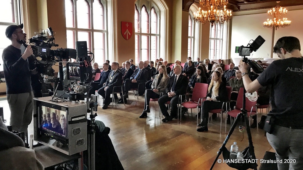 Oberbürgermeister Alexander Badrow spielt im Krimi Obebürgermeister - im Löwenschen Saal