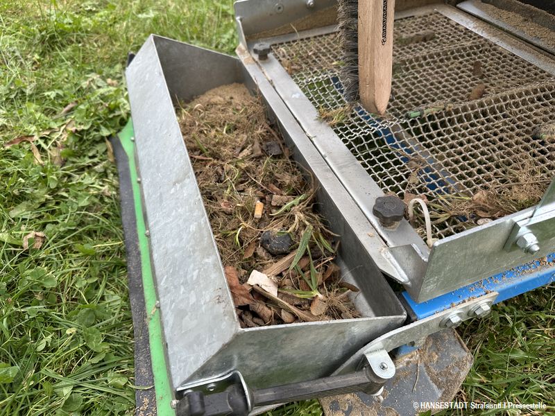 Der herausgesiebte Unrat wird fachgerecht als Sondermüll entsorgt Der herausgesiebte Unrat wird fachgerecht als Sondermüll entsorgt