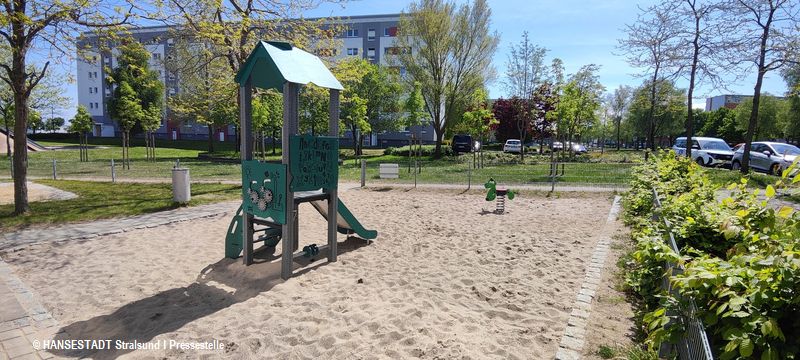 Stralsunds erste Spielgeräte aus Recycling-Material stehen in der Wiesenstraße