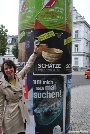 Museumsdirektorin Dr. Maren Heun testet den QR_Code auf einem der Plakate an der Litfaßsäule am Theater