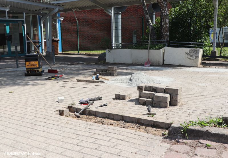 Pflasterarbeiten im Außenbereich der Diesterweg-Halle