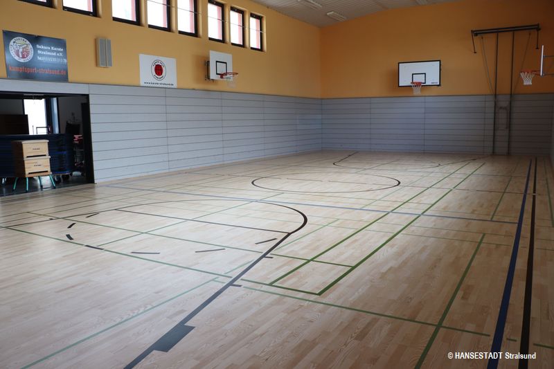 sanierter Parkettboden in der Sporthalle der Regionalen Schule 'Hermann Burmeister'