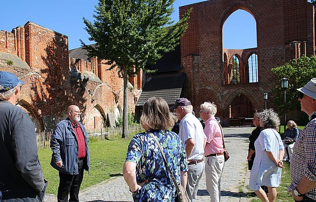 Denkmalpfleger Dr. Gunnar Möller (2.v.l.) führte die schwedischen Gäste durch das Johanniskloster Denkmalpfleger Dr. Gunnar Möller (2.v.l.) führte die schwedischen Gäste durch das Johanniskloster