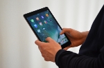 Eine Person hält ein Tablet für die interaktive Bibliotheksführung in der Hand.