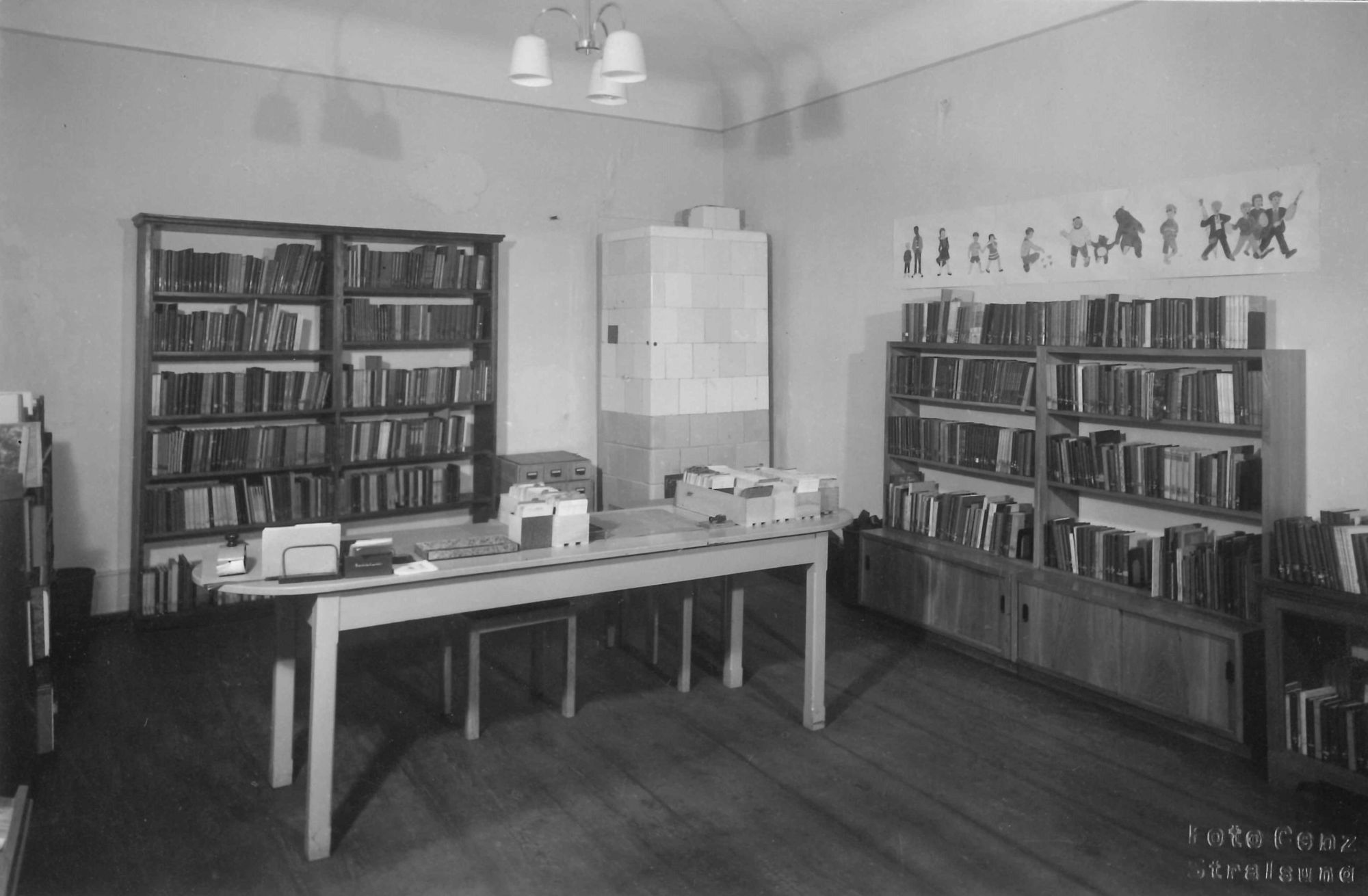 Die Kinderbibliothek mit Theke und Regalen im Jahr 1954.
