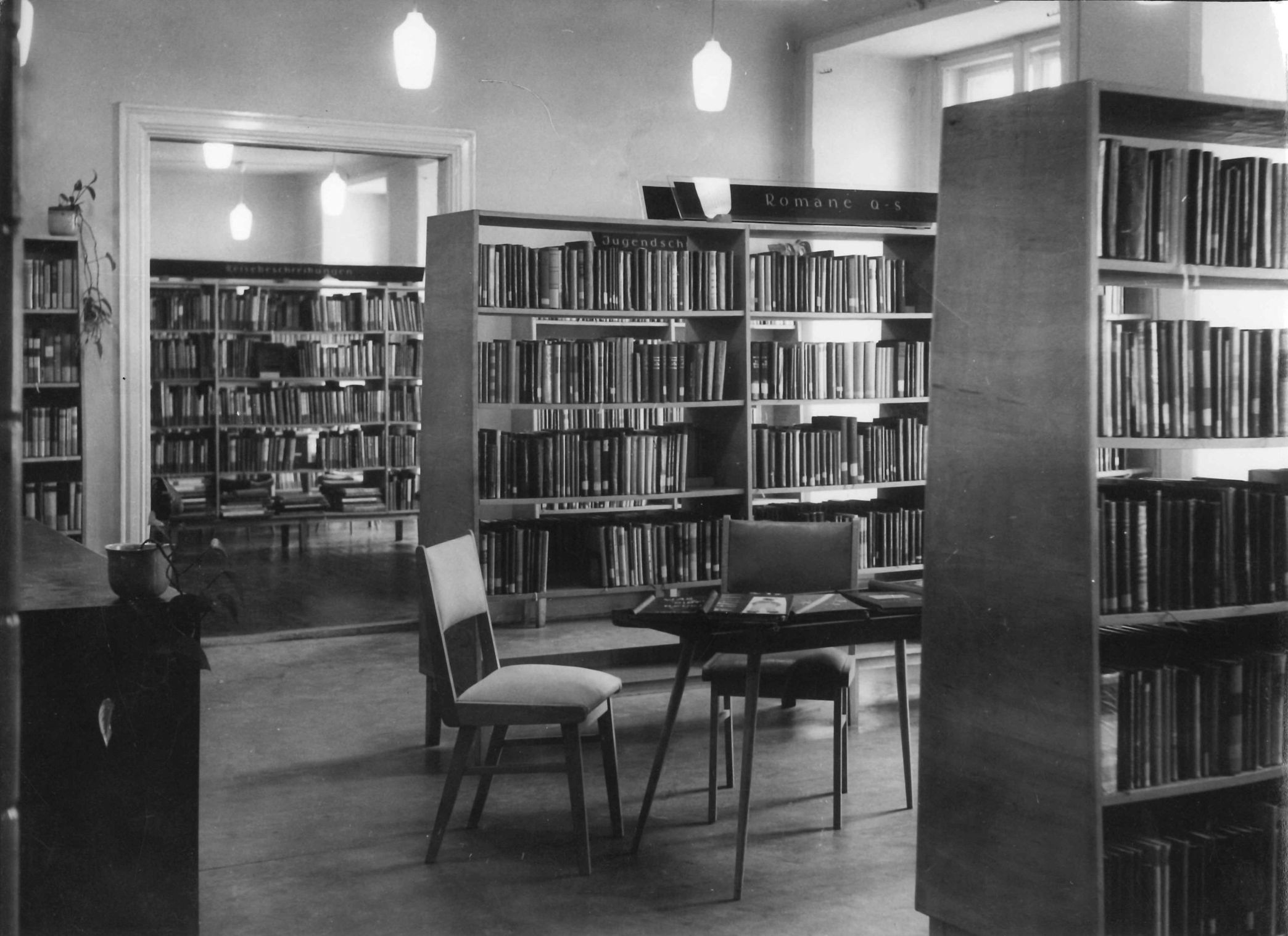 Stühle und Regale sind im Freihandbereich der Stadtbibliothek im Jahr 1961 zu sehen.