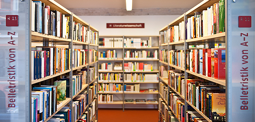 Eine Regalansicht im 1. Obergeschoss der Stadtbibliothek.