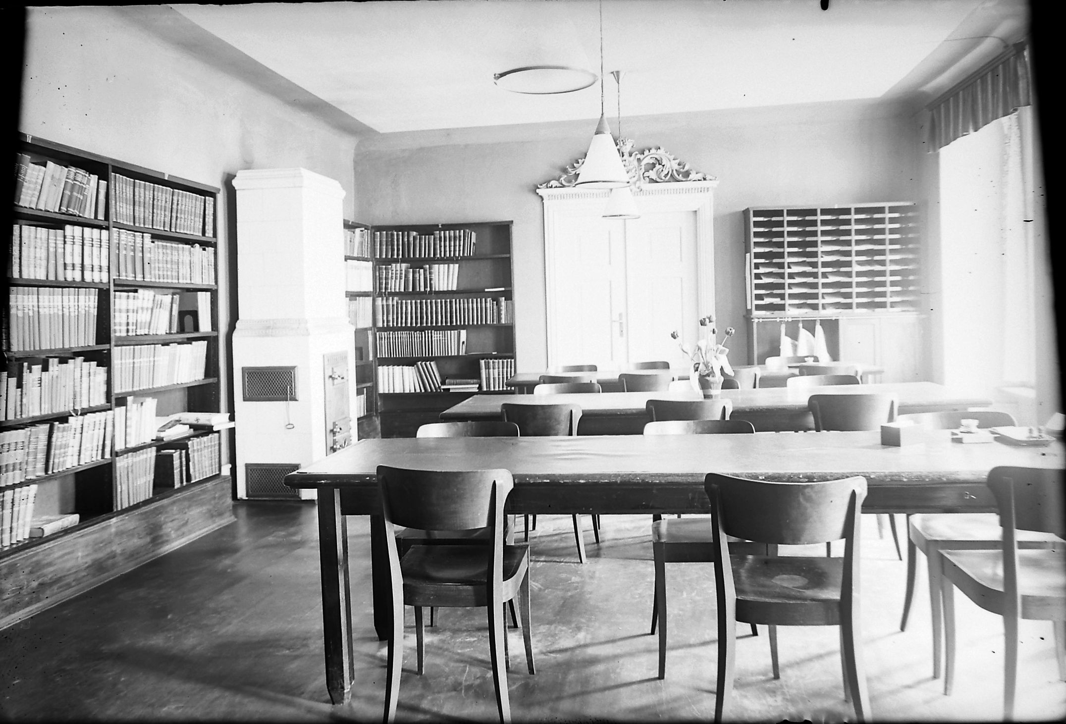 Ein Saal mit Regalen, Tischen und Stühlen in der Bibliothek im Jahr 1938.