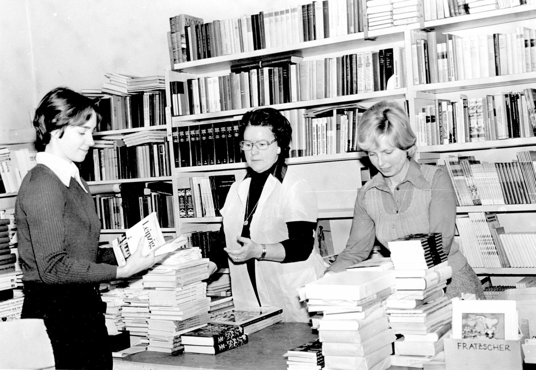 Die Kollegen der Stadtbibliothek sortieren die Bücher im Jahr 1977.
