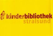 Ein gelbes Fähnchen mit dem Logo der Kinderbibliothek Stralsund in roter Schrift